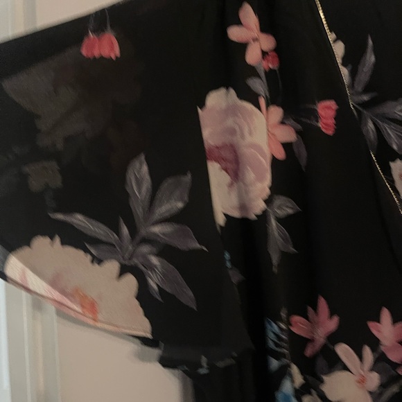 City Chic flutter sleeve dress - Picture 3 of 7